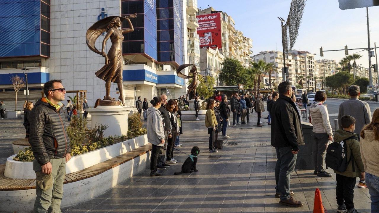 Karşıyaka'dan Ataya Saygı Zinciri