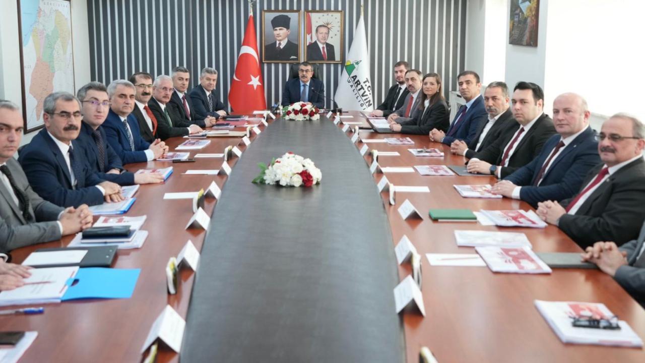 Bakan Tekin'den sert tepki: Özgür Özel kadar midesi geniş bir insan değilim