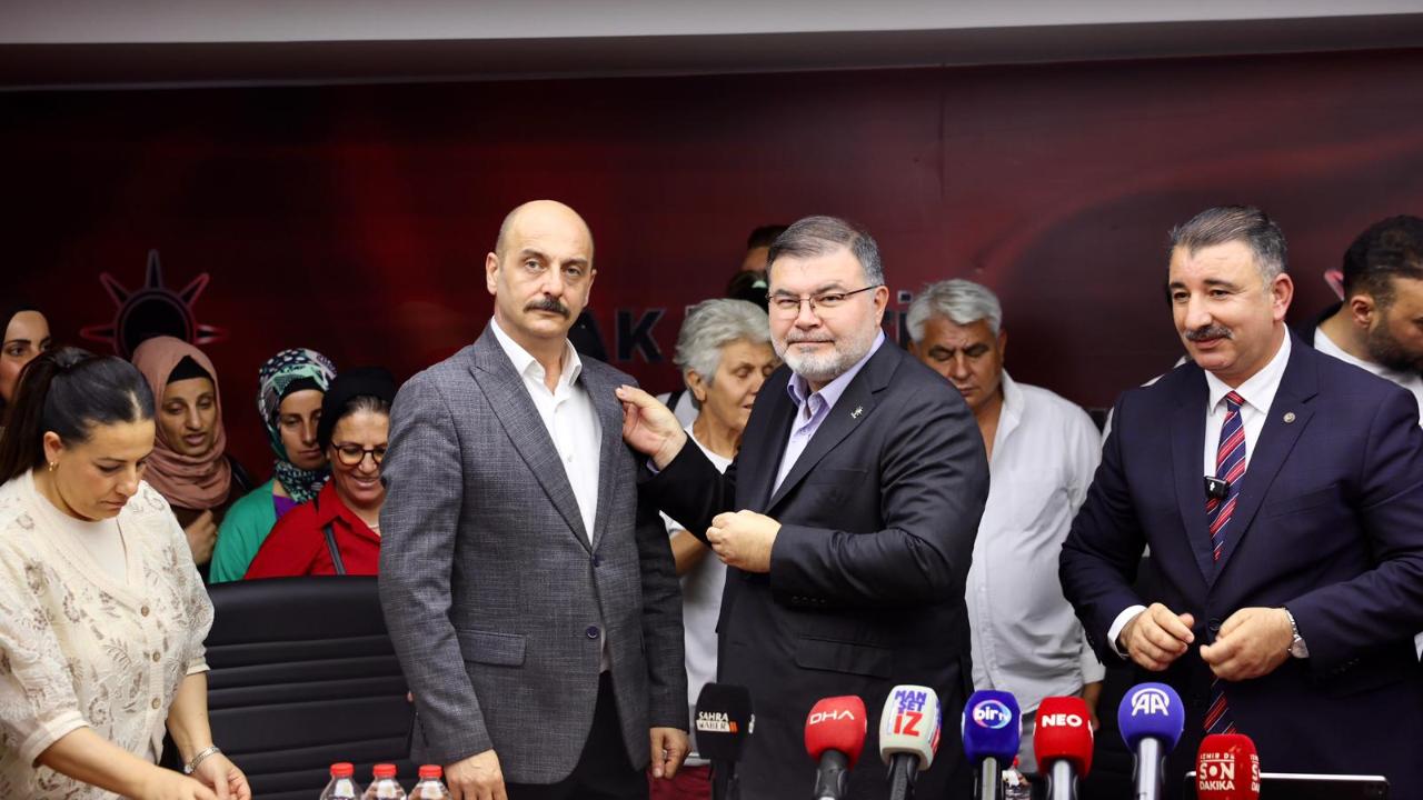 arti'ye katılan 370 kişiye rozet taktı