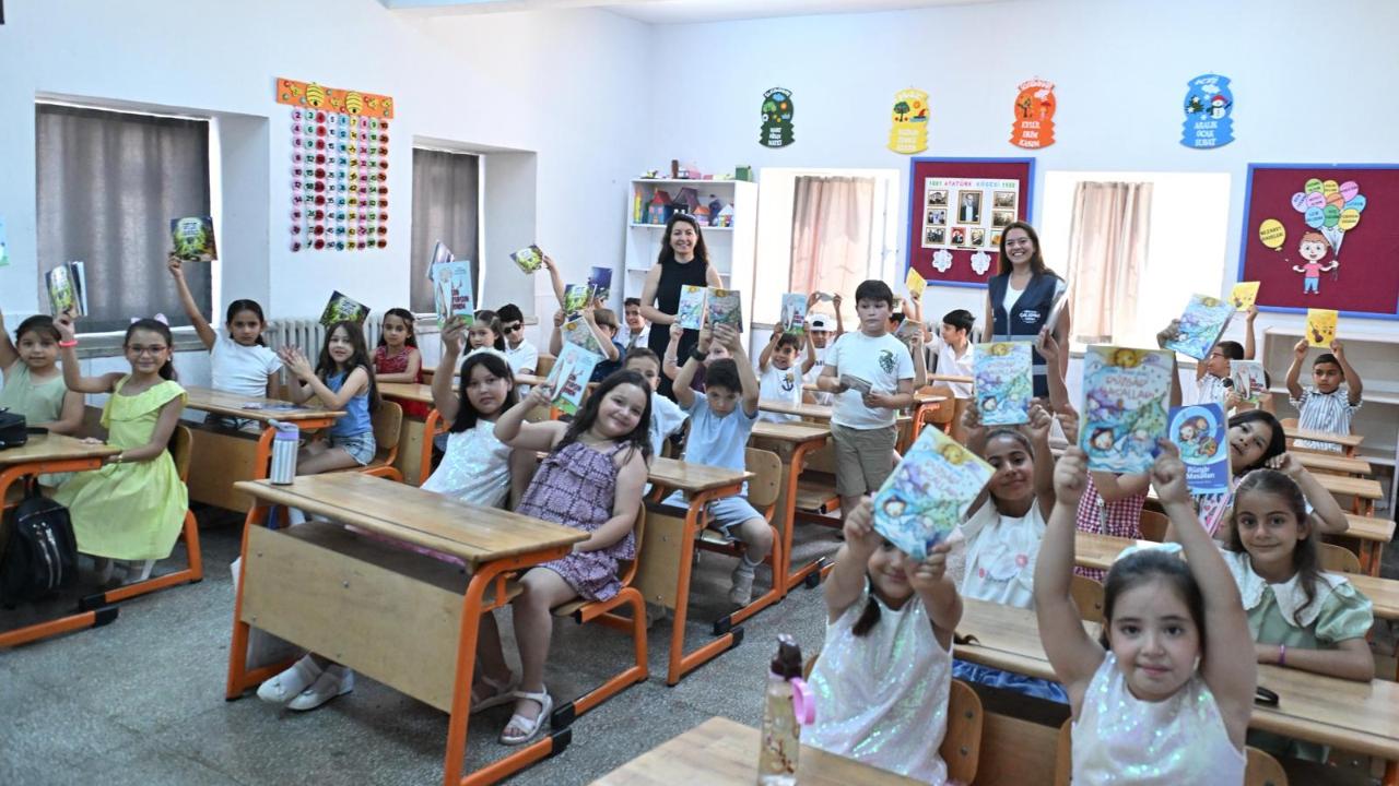 Başkan Tugay’dan Kiraz ve Aliağalı çocuklara karne hediyesi