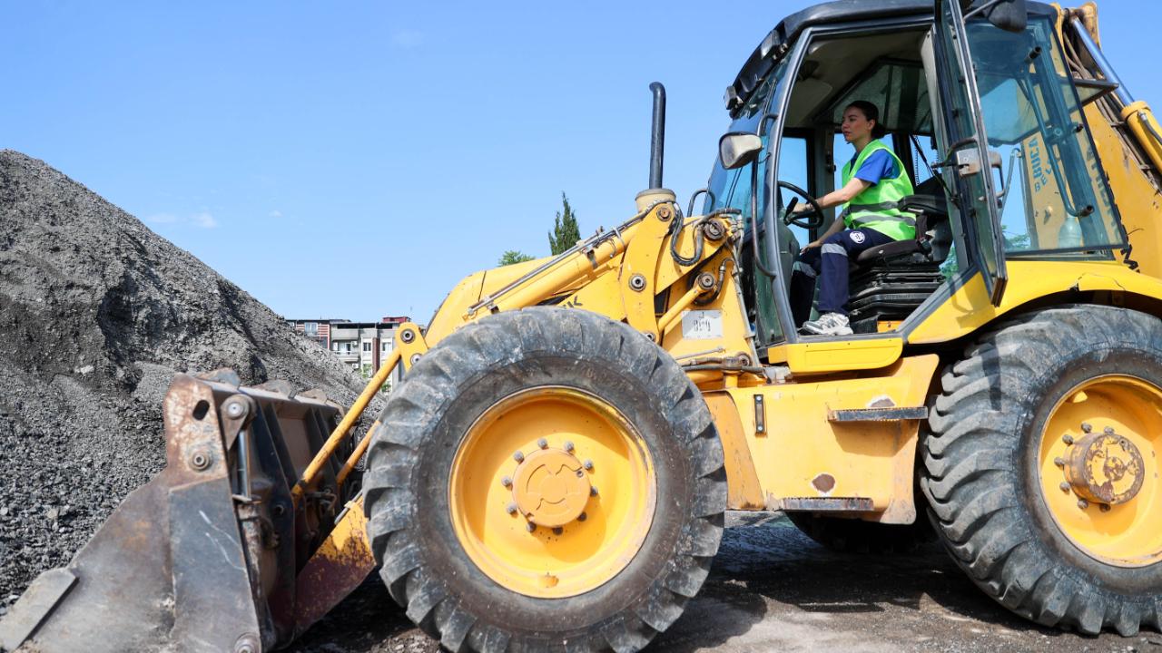 Buca Belediyesi’nin kepçe operatörü Ayça’ya sahadan tam not