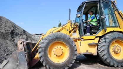 Buca Belediyesi’nin kepçe operatörü Ayça’ya sahadan tam not
