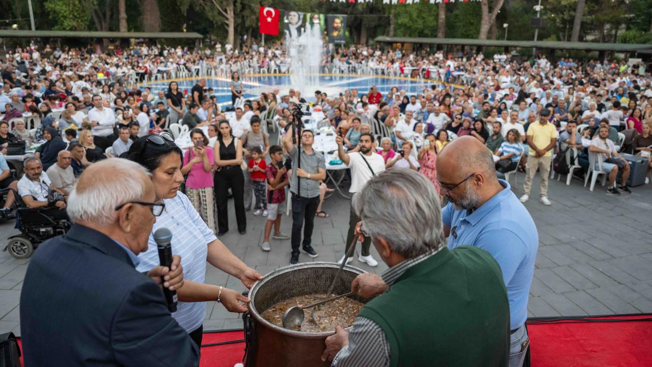 Büyükpark’ta 3500 kişilik aşure lokması paylaşıldı