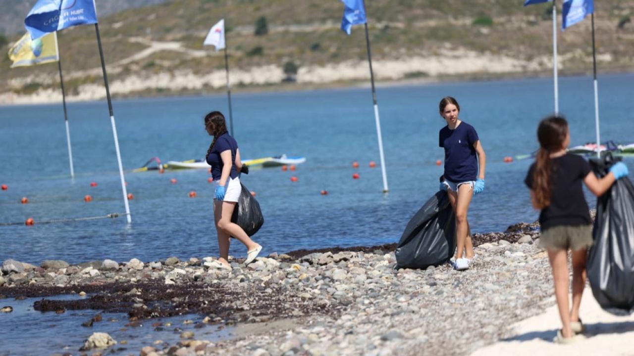 Çeşme’de aynı gün iki ayrı noktada çevre seferberliği