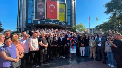 CHP İzmir'den  Buca Belediyesi önünde 'operasyon' tepkisi