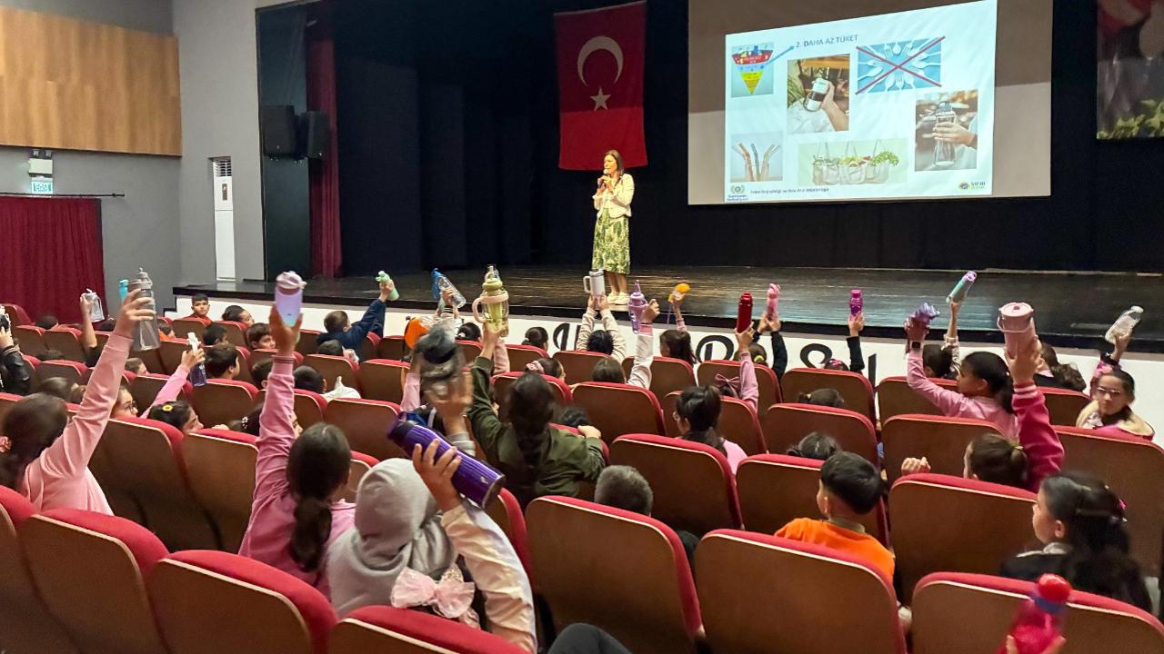 Gaziemir Belediyesi’nden 5 bin 486 öğrenciye geri dönüşüm eğitimi