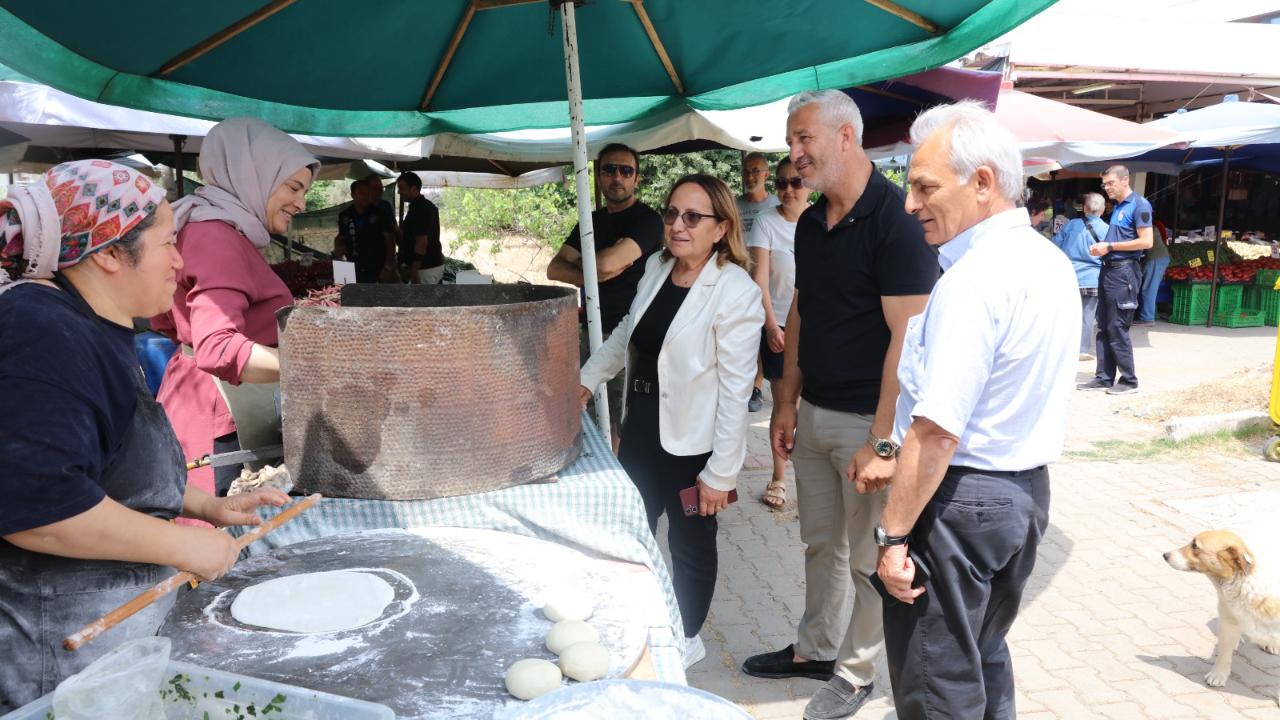 Güzelbahçe'de Başkan Vekili Akın'dan pazar ziyareti