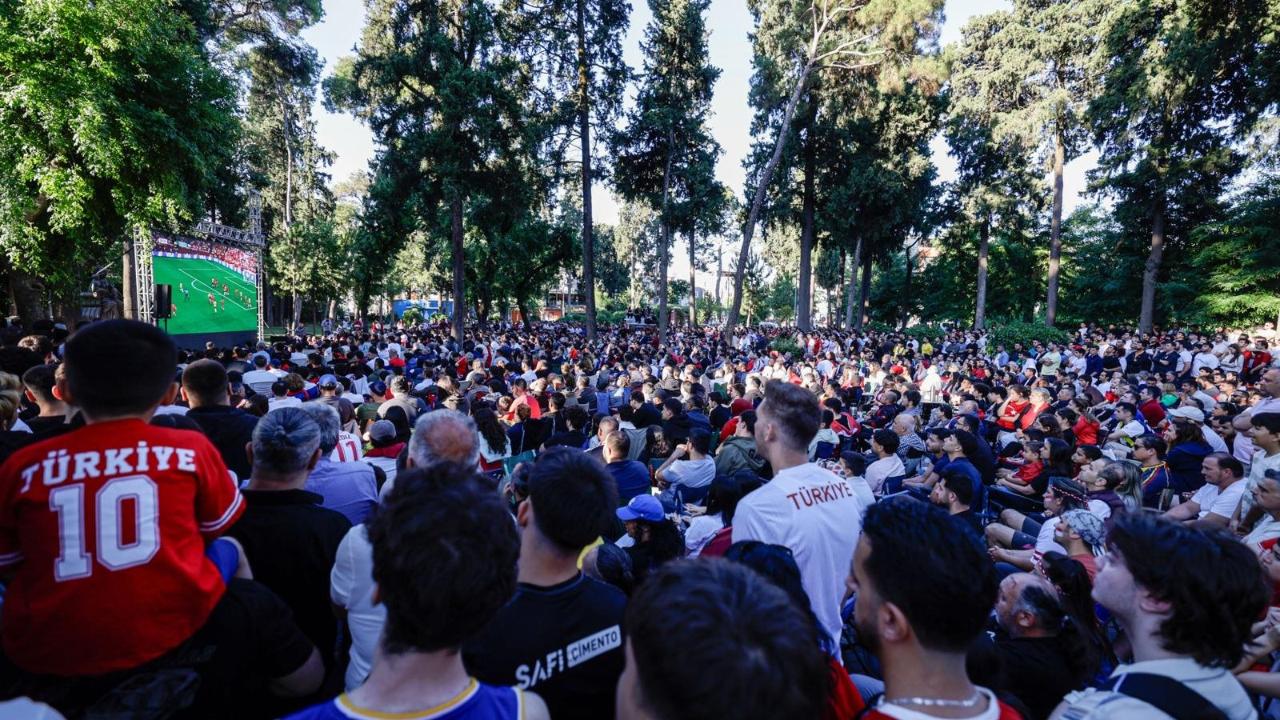 İzmir’de Dünya Kupası heyecanı meydanlara taştı