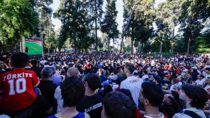 İzmir’de Dünya Kupası heyecanı meydanlara taştı