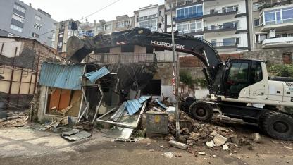 Konak’ta metruk bina yıkımları tam gaz