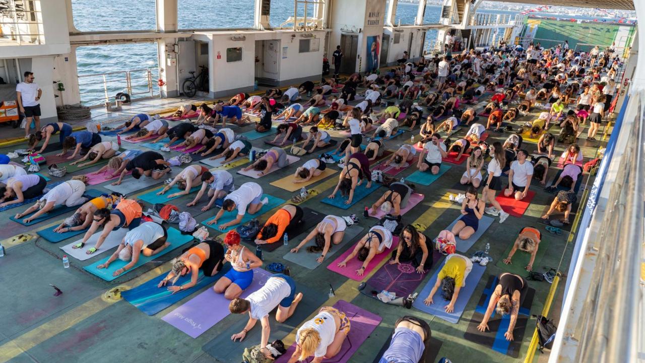 Körfez’in mavisinde 400 kişilik yoga buluşması