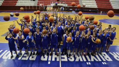 İzBB'nin 23 branşta yaz spor okulları kapılarını açıyor!