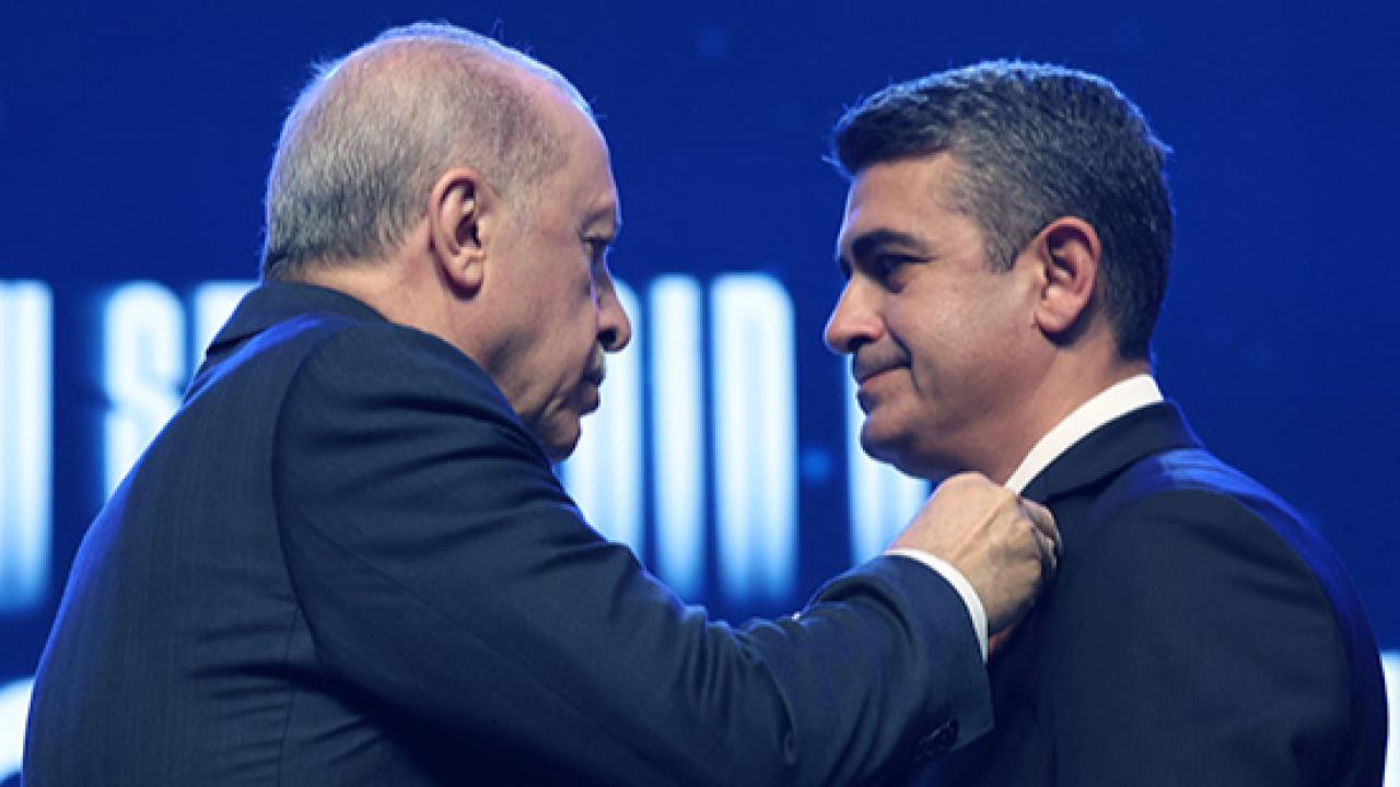 Rozetini Cumhurbaşkanı Erdoğan taktı! Levent Koç AK Parti'ye katıldı