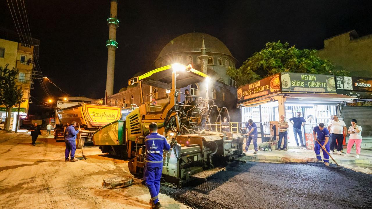 Toros Caddesi’nde gece asfalt mesaisi