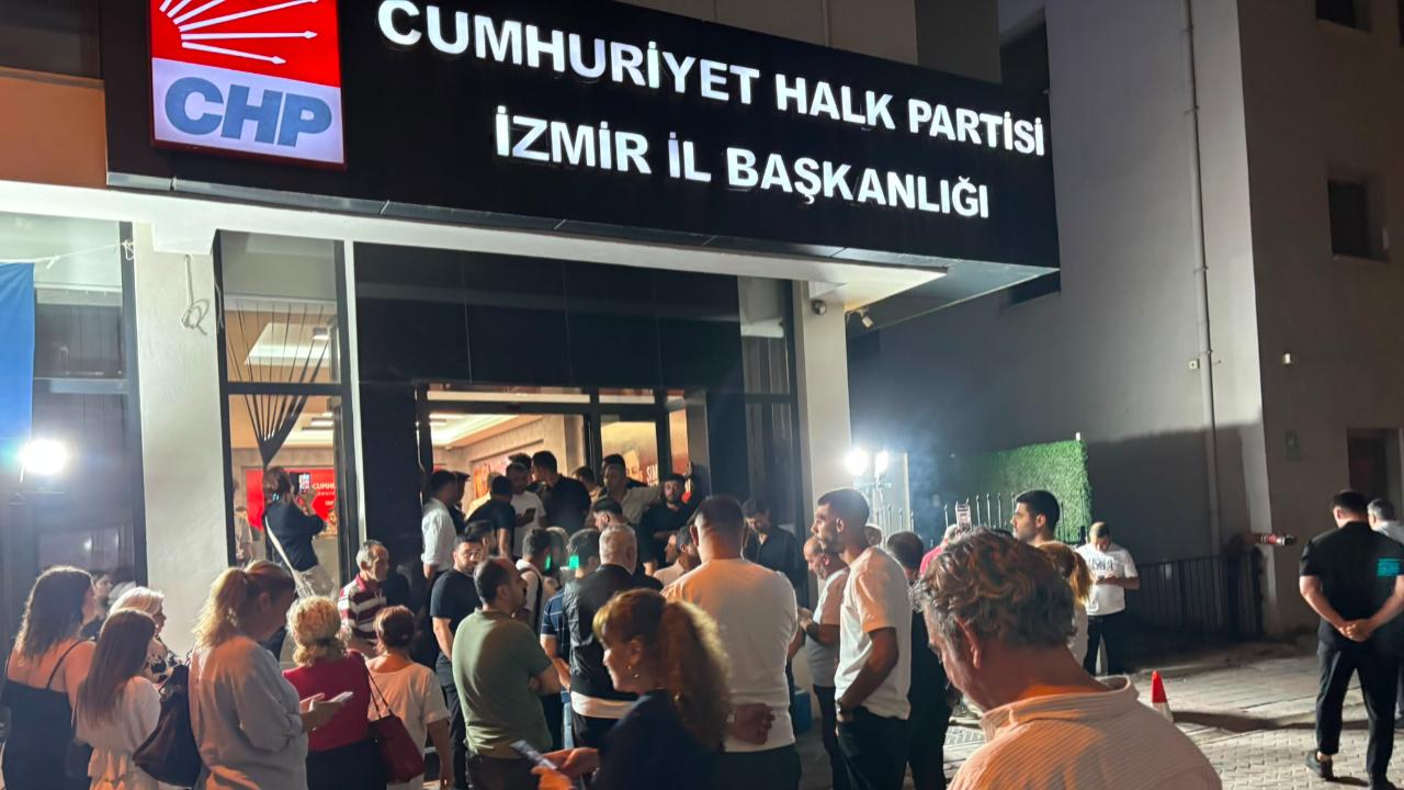 Ve Gümrükçü il binasında!