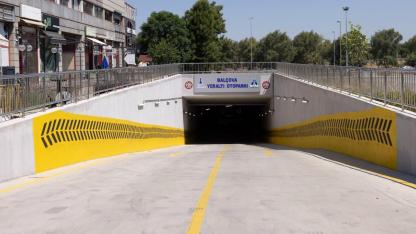 Araçlar otoparka, yolcular metroya
