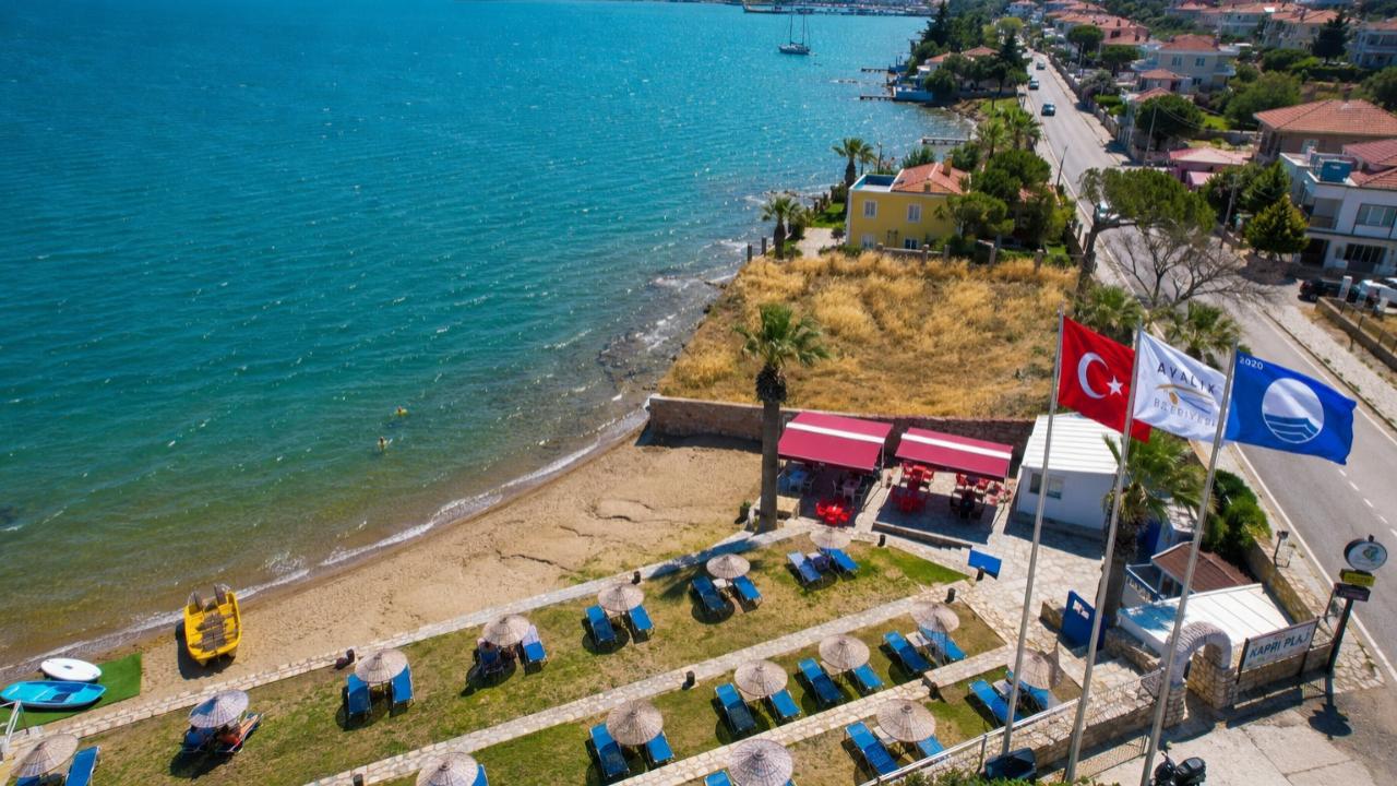 Ayvalık Belediyesi plajlarında Mavi Bayraklar göndere çekildi