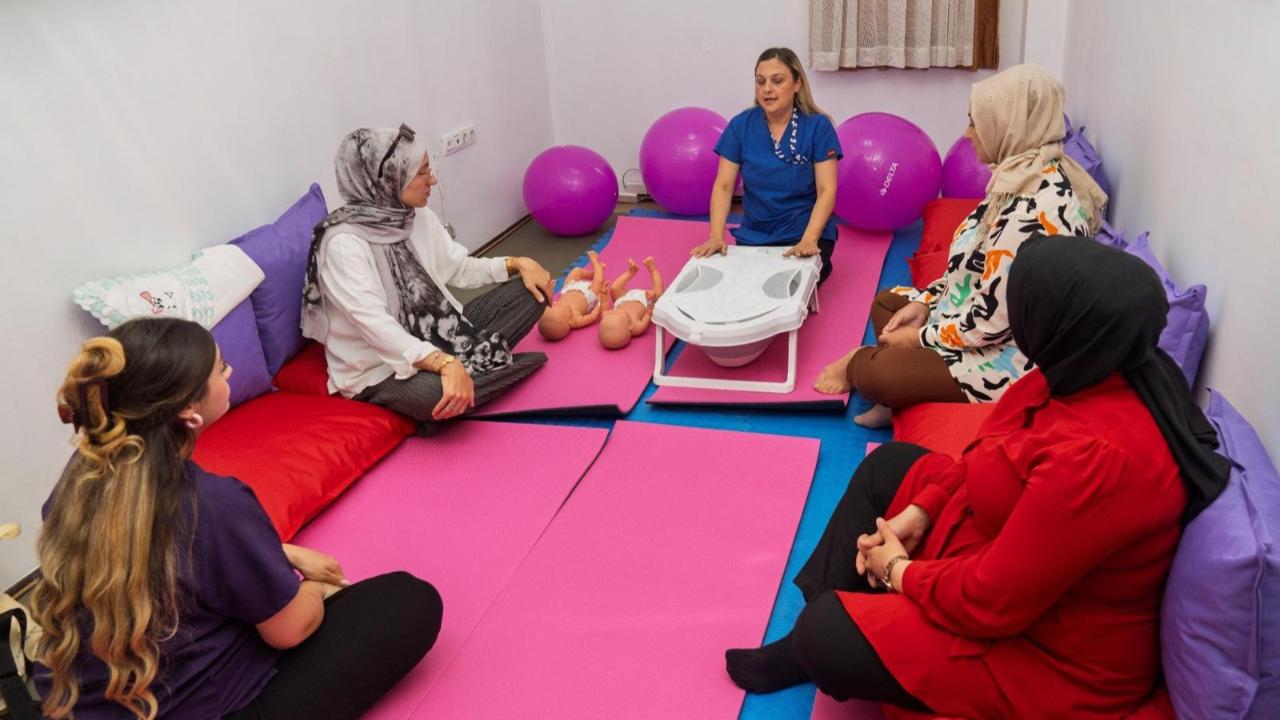 İzmir'de annelere güvenli doğum dersi