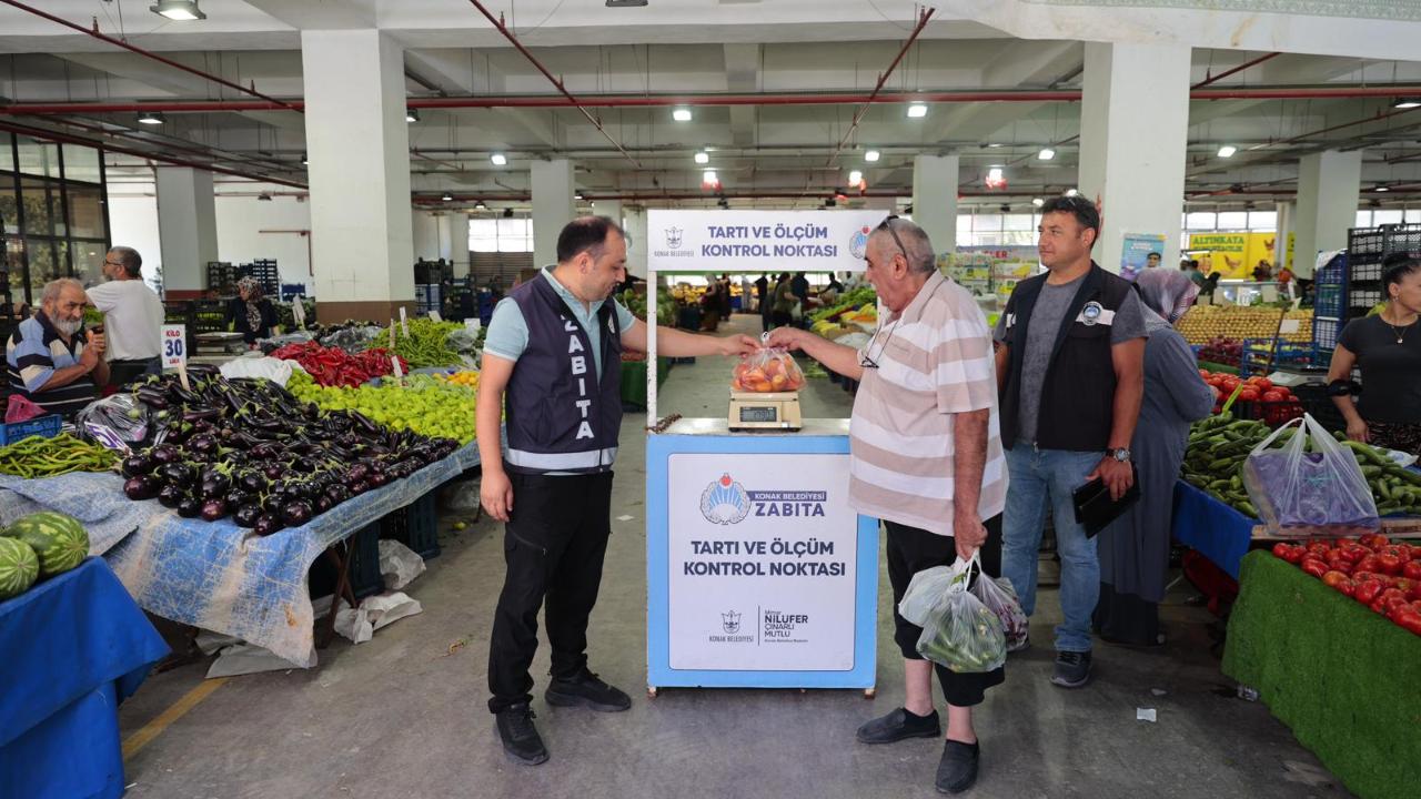 Konak’da pazar yerlerinde güvenli alışveriş