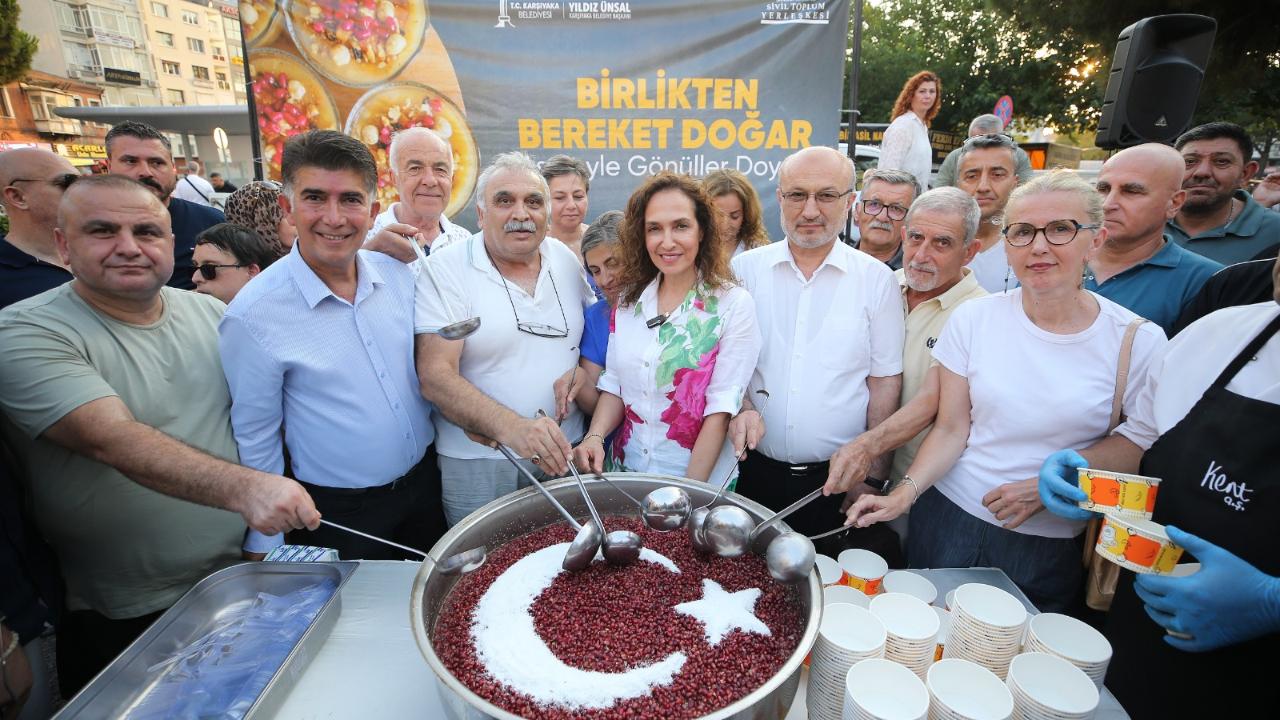 Yüzlerce Karşıyakalı aşurenin bereketini paylaştı