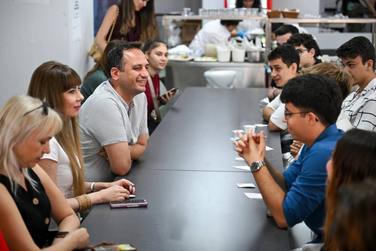 Geleceğin üniversitelileri Gençlik Merkezi’nde Başkan Eşki buluştu