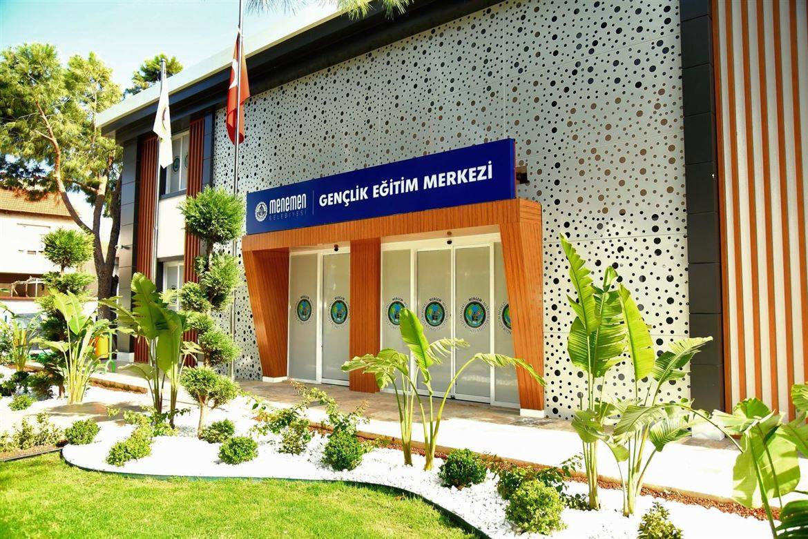 Menemen eğitim yatırımlarıyla örnek gösteriliyor