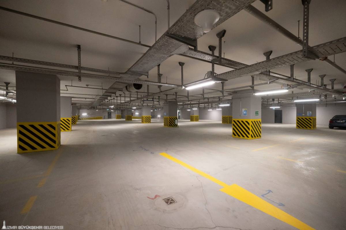 Araçlar otoparka, yolcular metroya