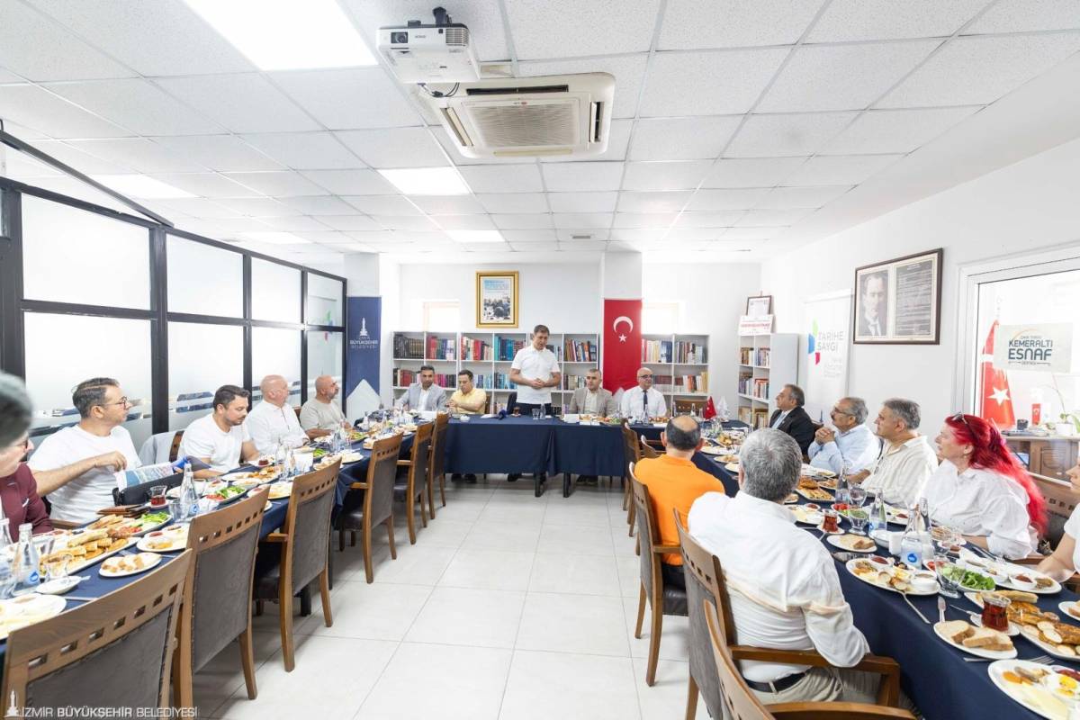 Başkan Tugay Kemeraltı esnafıyla bir araya geldi: Tek derdimiz işimizi iyi yapmak