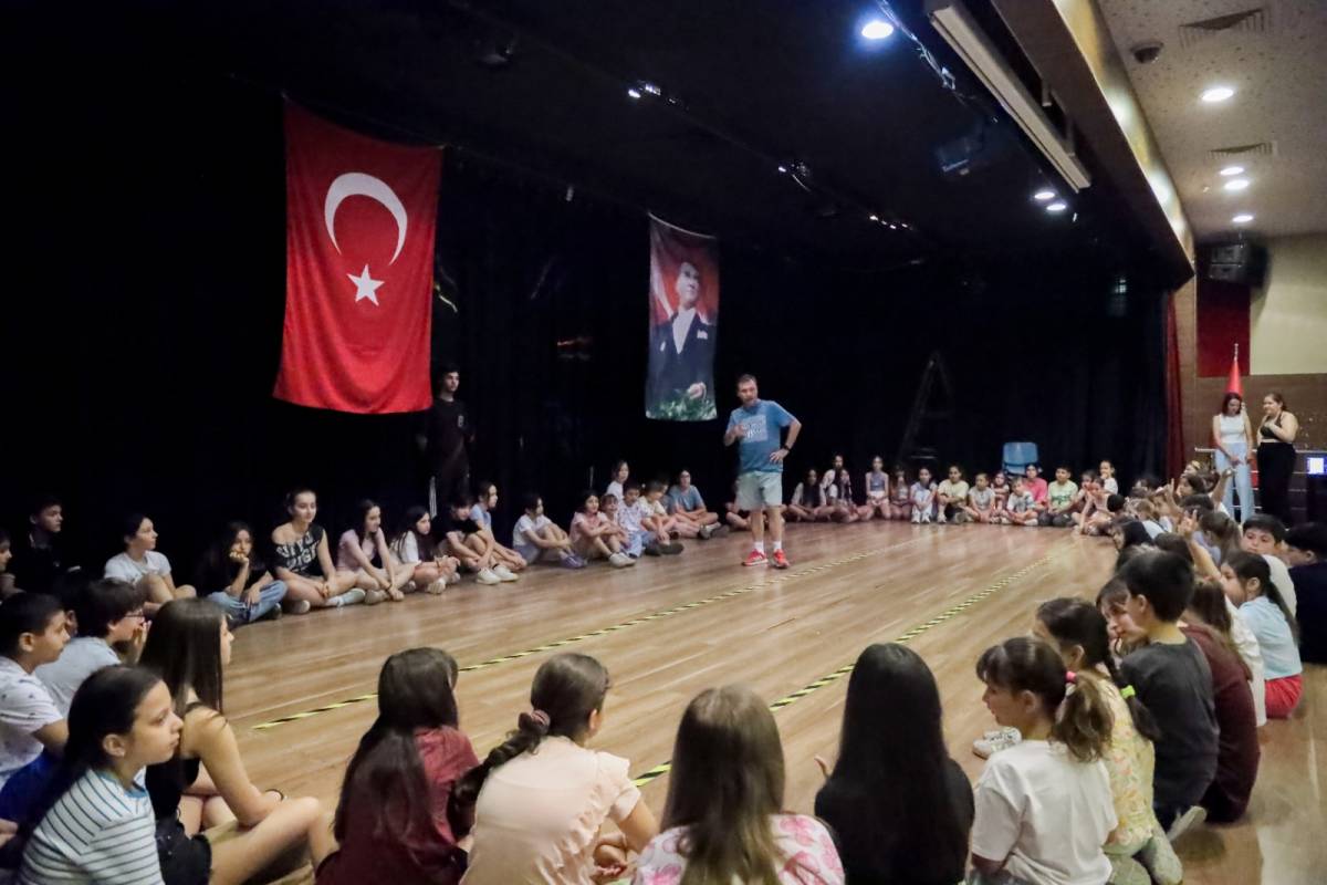 Tiyatronun yeni yetenekleri Karşıyaka’da yetişiyor