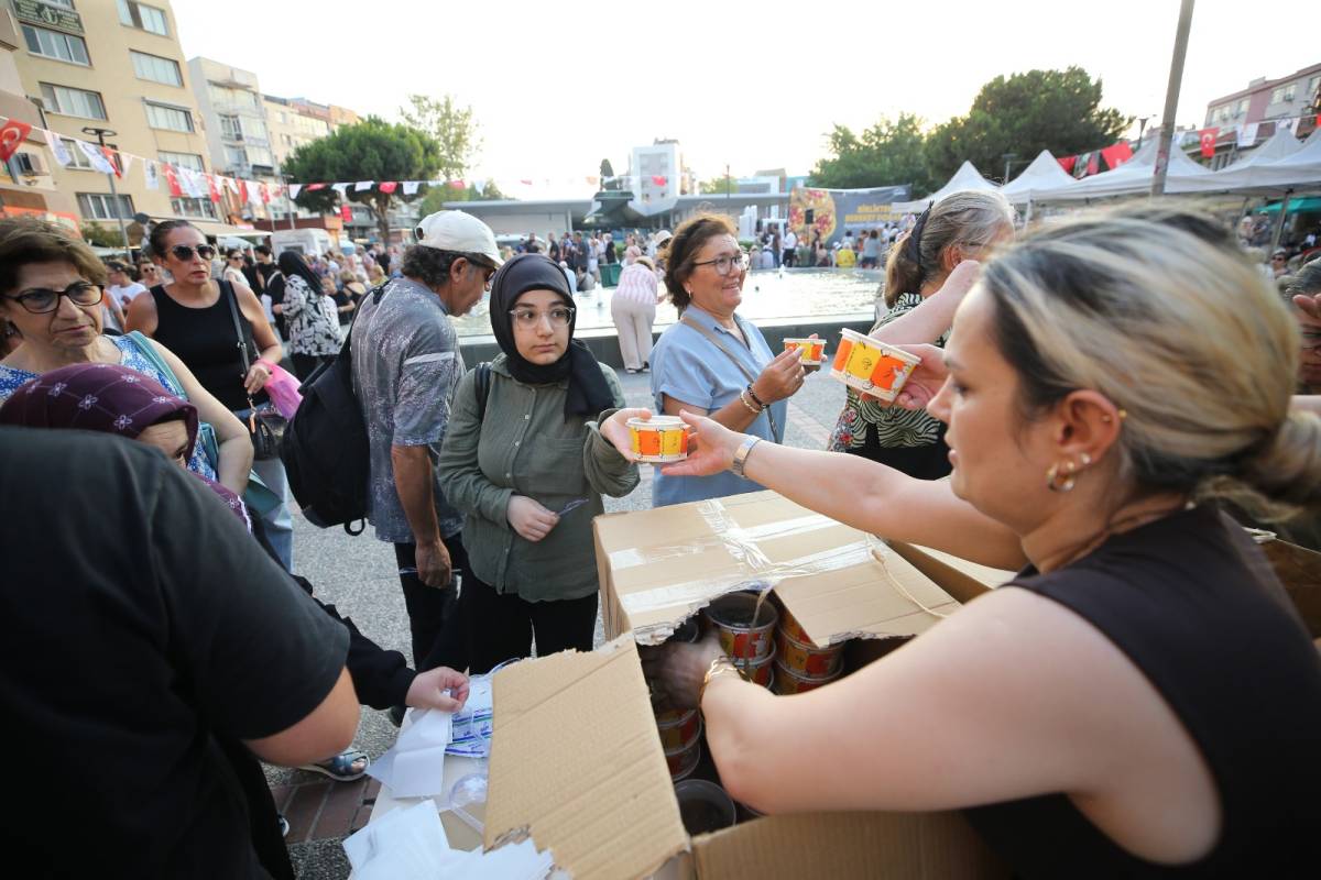 Yüzlerce Karşıyakalı aşurenin bereketini paylaştı
