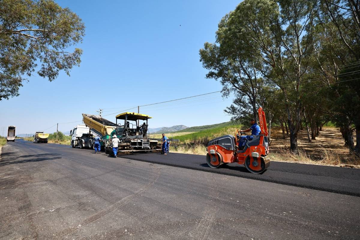 İZBETON ekipleri Efes Selçuk'ta yolları yeniliyor
