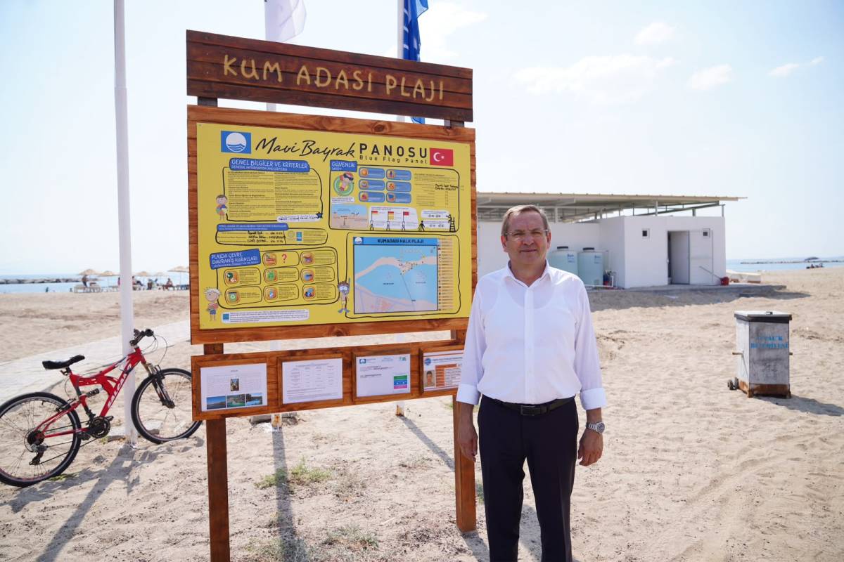 Ayvalık Belediyesi plajlarında Mavi Bayraklar göndere çekildi